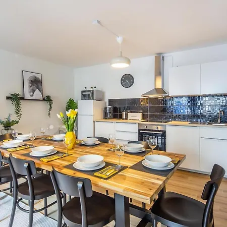 3 Bedroom Apartment In Great Location - Unit 4